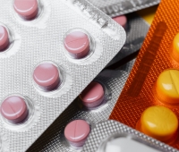 Uz pusi samazināts valsts maksājums aptiekām par lētāko kompensējamo zāļu saraksta medikamenta izsniegšanu